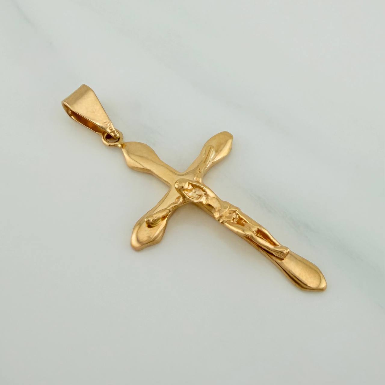 Dije Cruz Cristo 2.45gr / 1 3/4 in / Oro Amarillo 18K $
