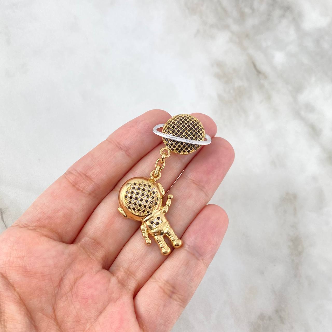 Pendant Astronaut Saturn 8.9gr / 5.5cm / Black and White Zircons Two Golds Yellow White ©