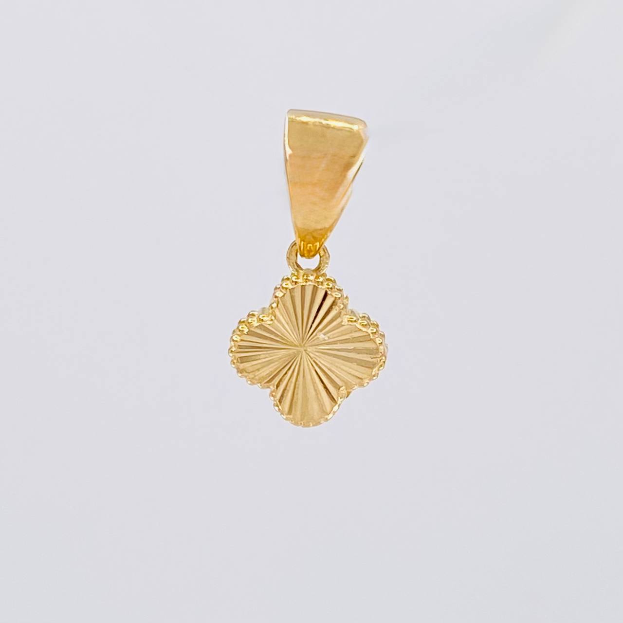 Dije Trébol Diamantado 0.45g / 1/2 in Oro Amarillo 18K