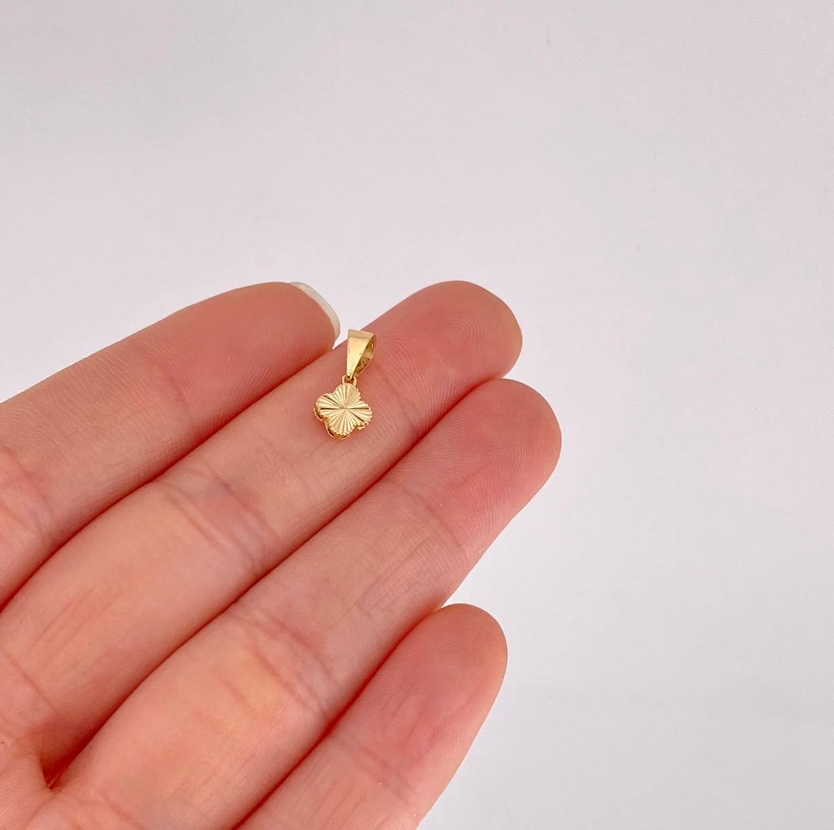 Dije Trébol Diamantado 0.45g / 1/2 in Oro Amarillo 18K