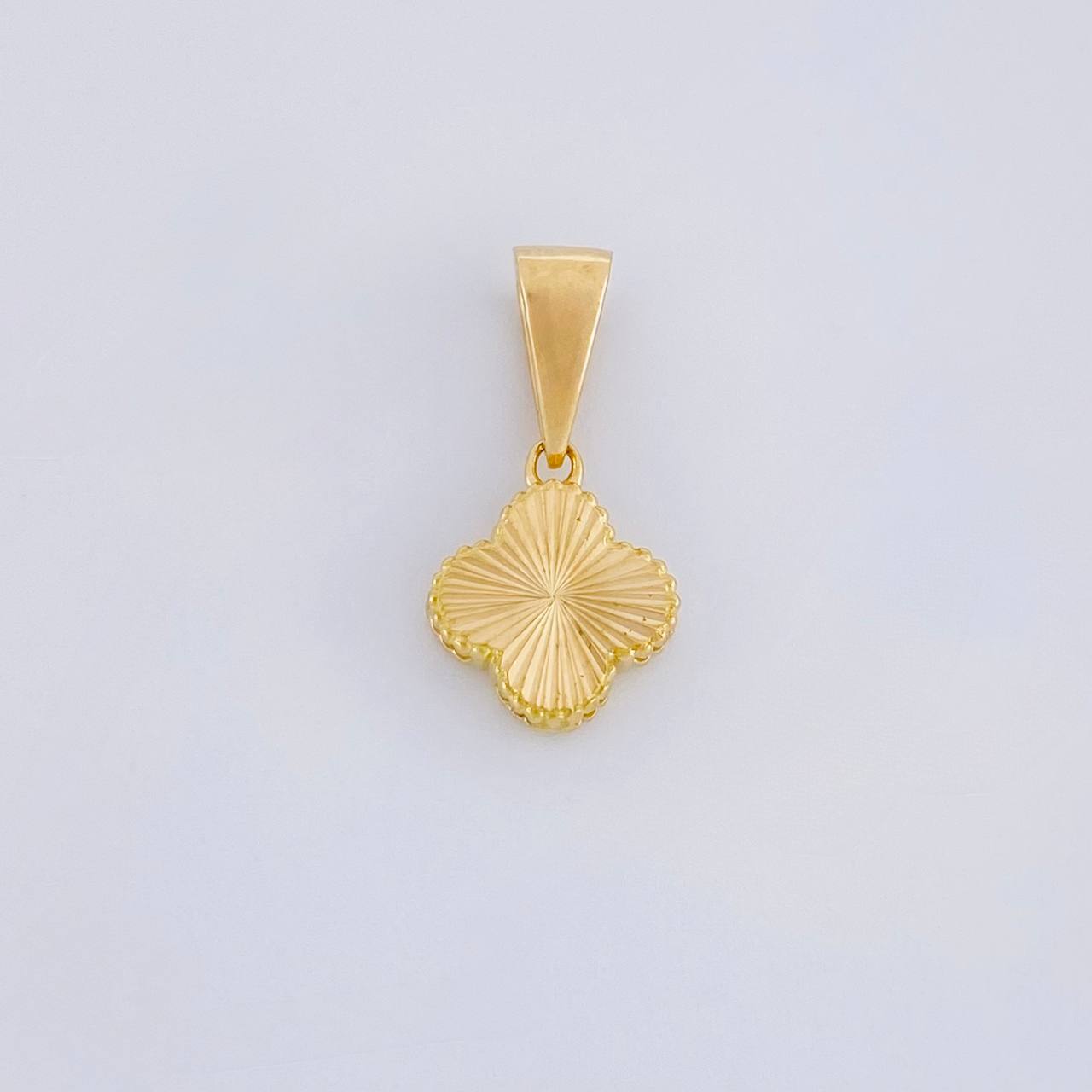 Dije Trébol Diamantado 0.95g / 1/2 in Oro Amarillo 18K