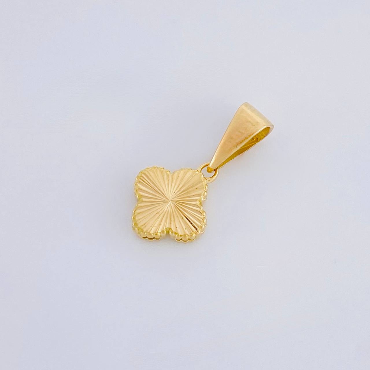 Dije Trébol Diamantado 0.65g / 1/2 in Oro Amarillo 18K