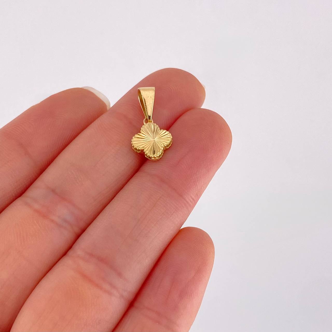 Dije Trébol Diamantado 0.95g / 1/2 in Oro Amarillo 18K