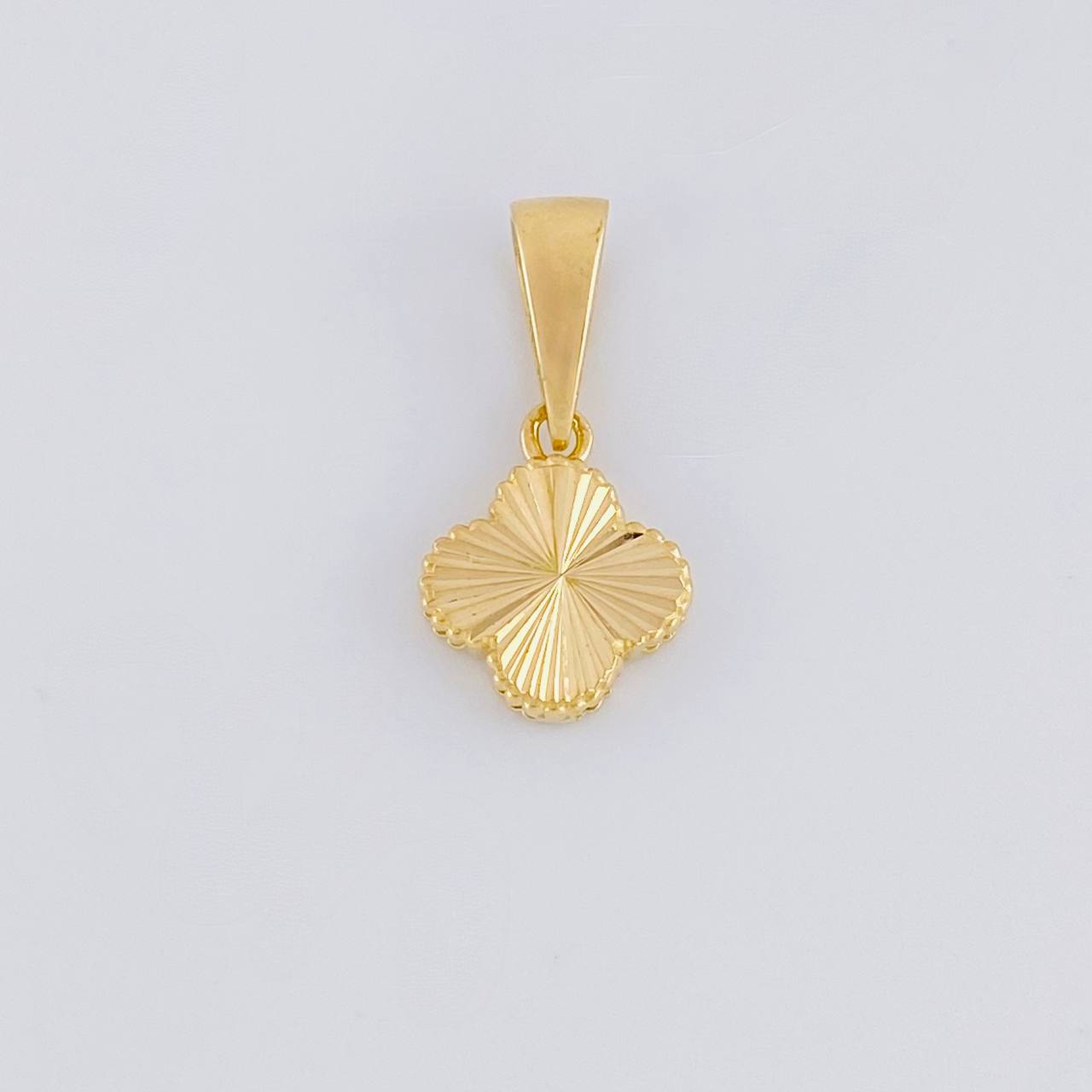 Dije Trébol Diamantado 1.15g / 3/4 in Oro Amarillo 18K