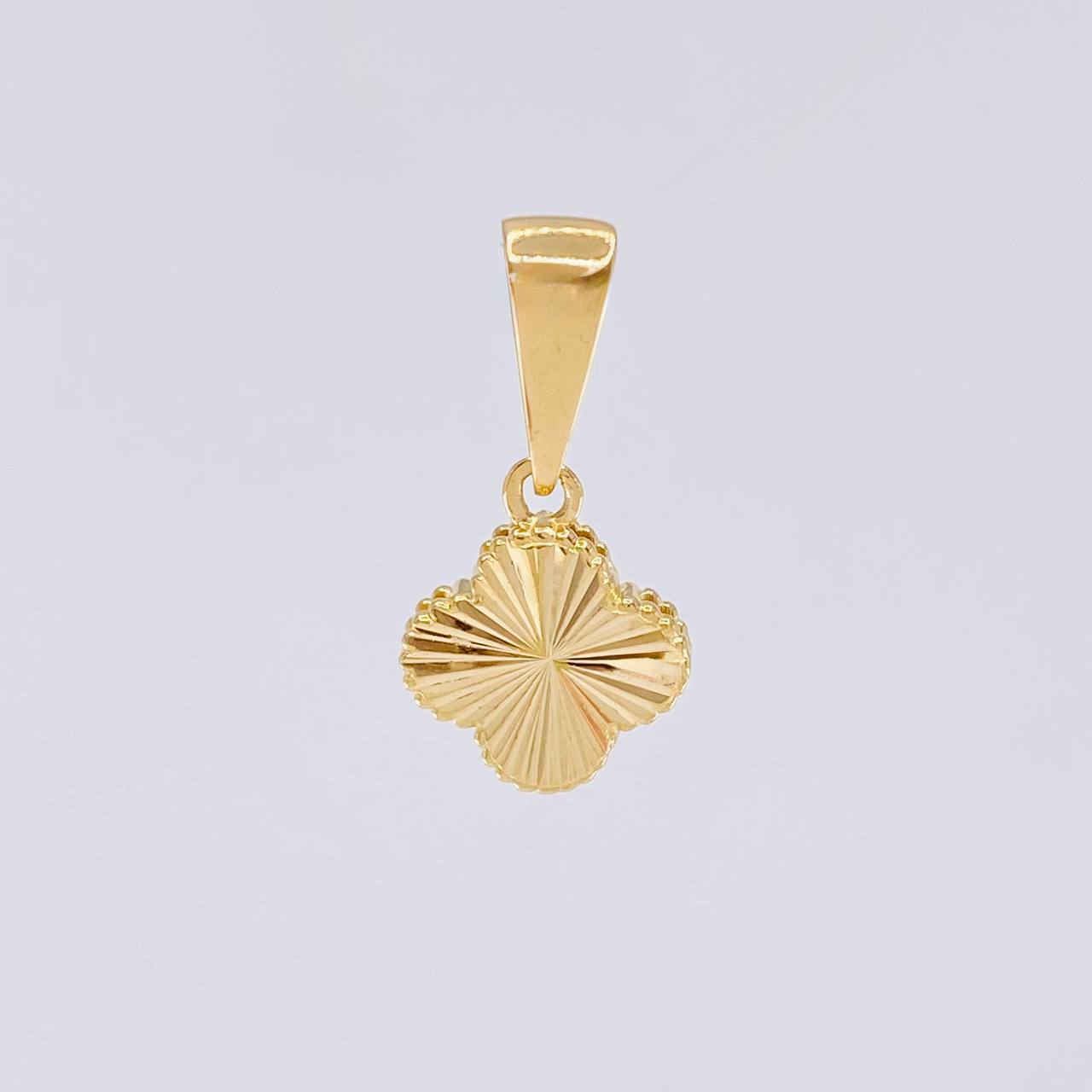 Dije Trébol Diamantado 0.95g / 3/4 in Oro Amarillo 18K