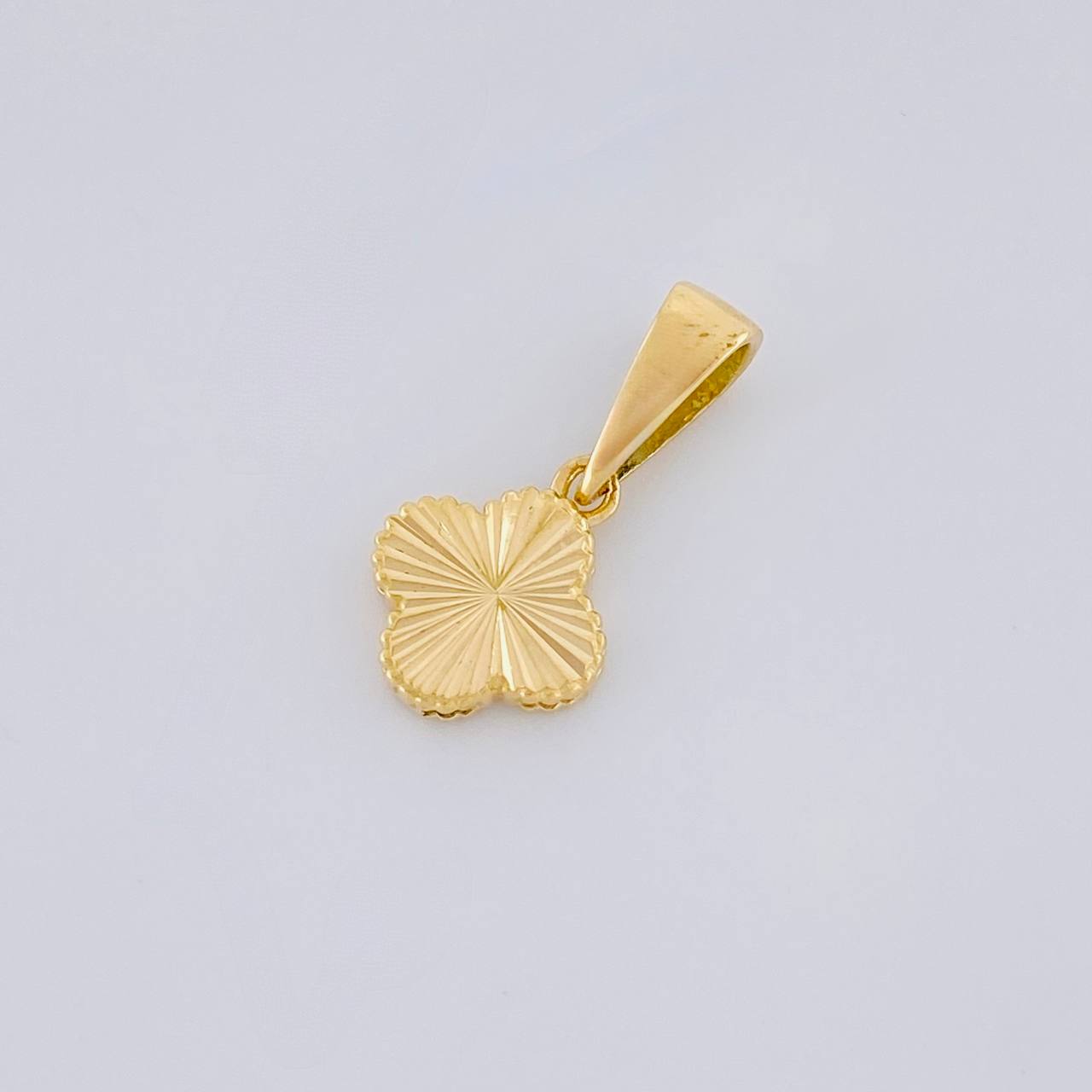 Dije Trébol Diamantado 1g / 3/4 in Oro Amarillo 18K