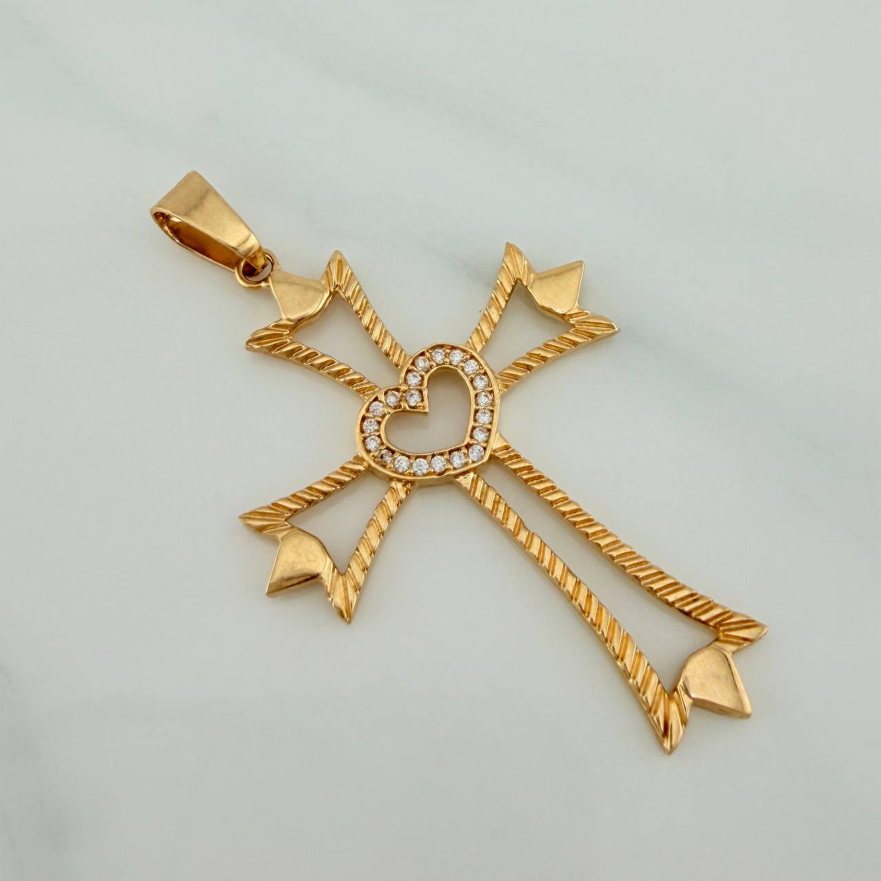 Dije Silueta Cruz Corazon 3.4gr / 2 in / Oro Amarillo 18K $