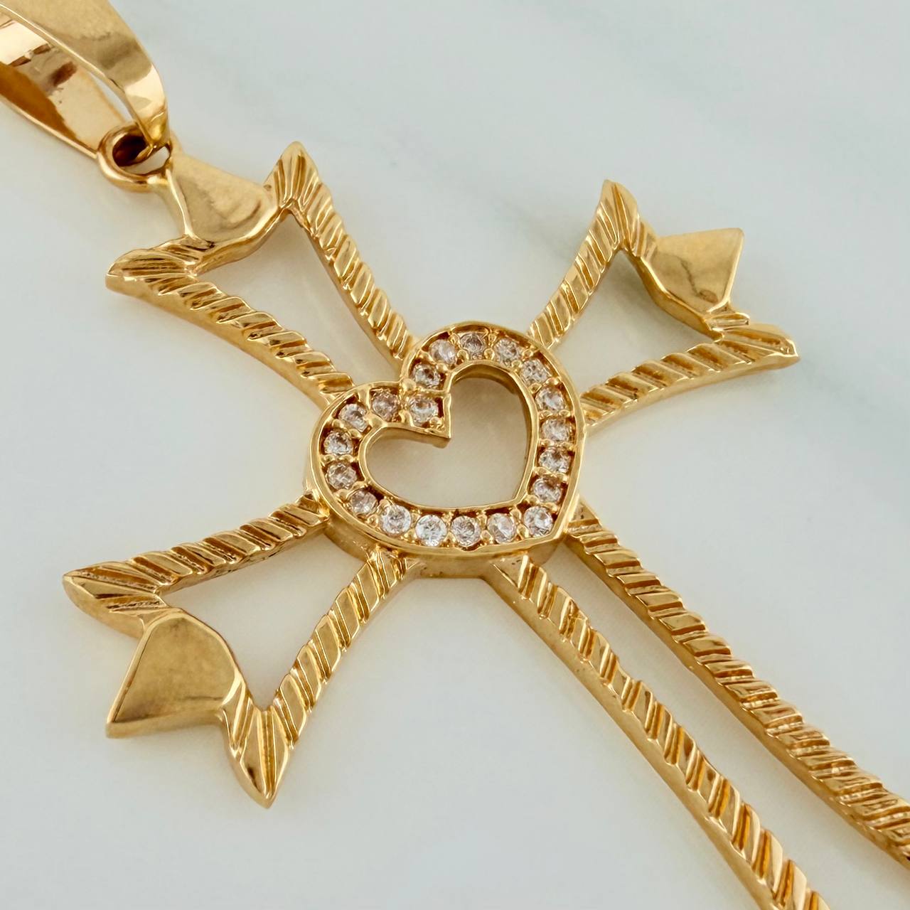 Dije Silueta Cruz Corazon 3.4gr / 2 in / Oro Amarillo 18K $