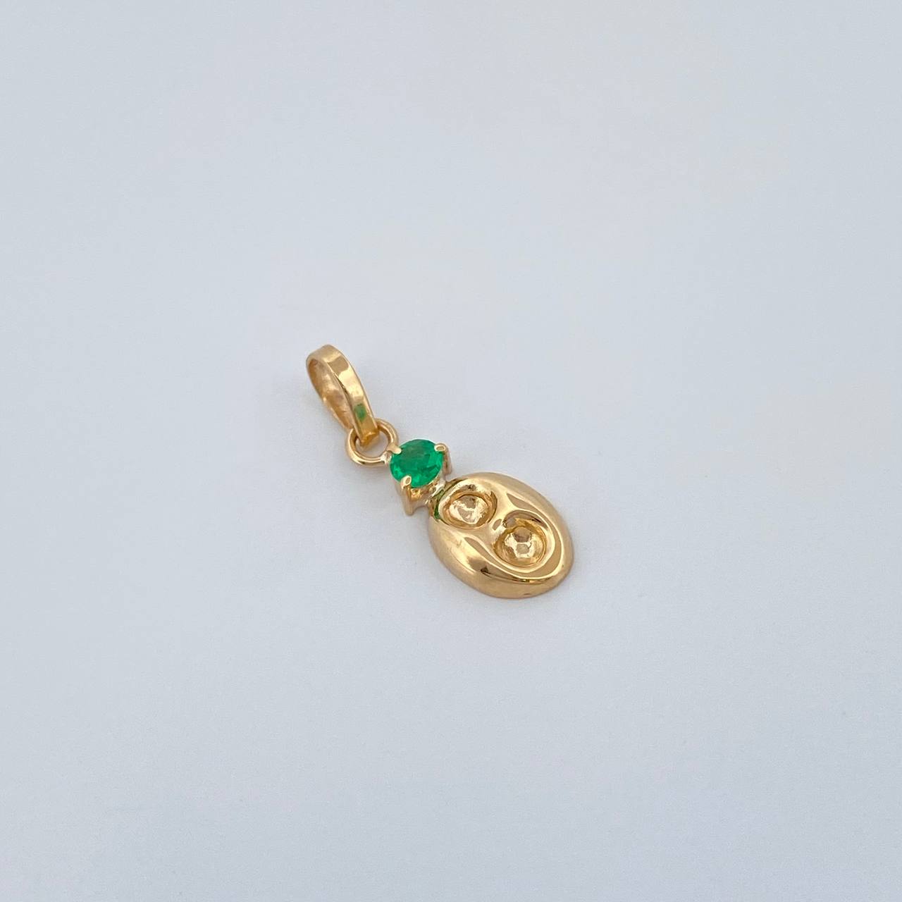 Dije Gc Figura Esmeralda 0.35gr / 3/4 in / Oro Amarillo 18K %