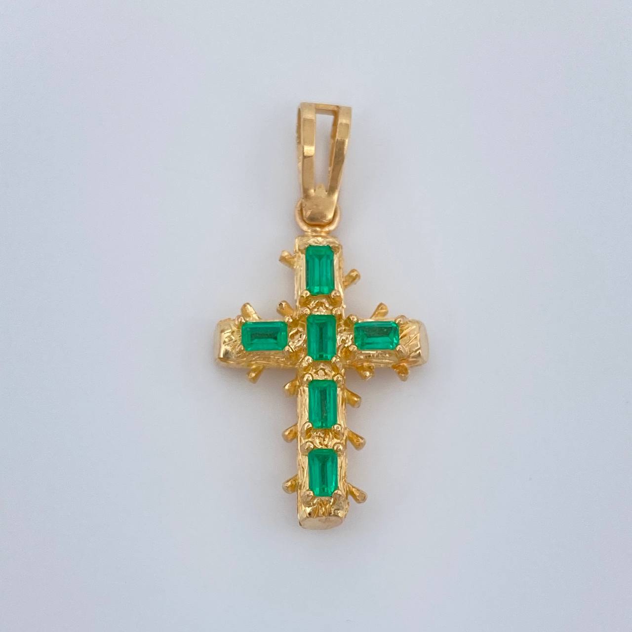 Dije Cruz Barroco Esmeraldas 3.15gr / 1 1/4 in / Oro Amarillo 18K %
