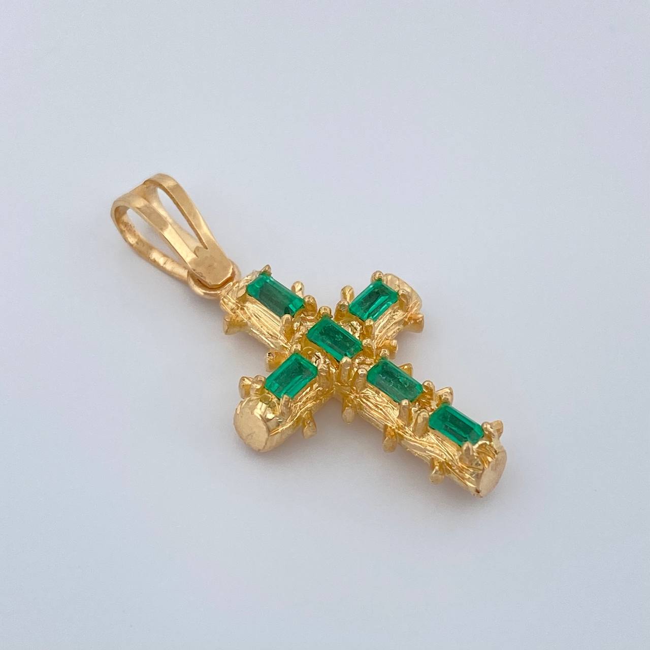 Dije Cruz Barroco Esmeraldas 3.15gr / 1 1/4 in / Oro Amarillo 18K %