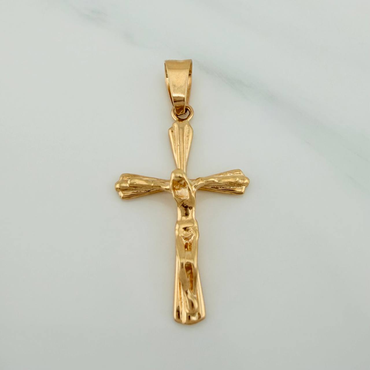 Dije Cruz Cristo 2.25gr / 1 1/2 in / Oro Amarillo 18K $