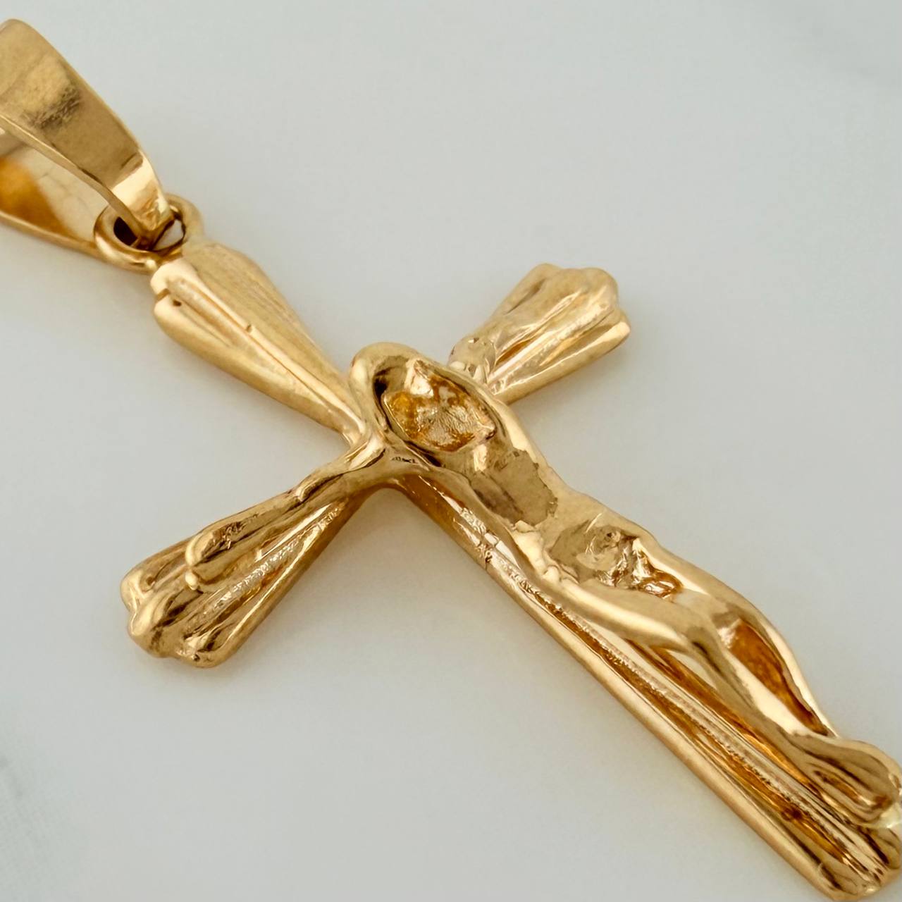 Dije Cruz Cristo 2.25gr / 1 1/2 in / Oro Amarillo 18K $