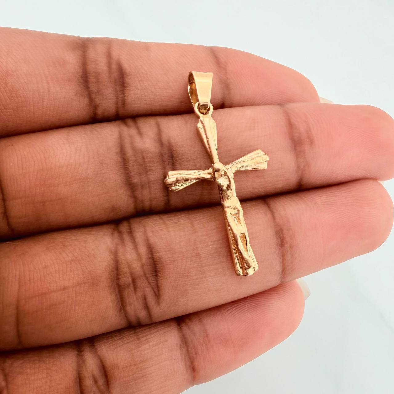 Dije Cruz Cristo 2.25gr / 1 1/2 in / Oro Amarillo 18K $