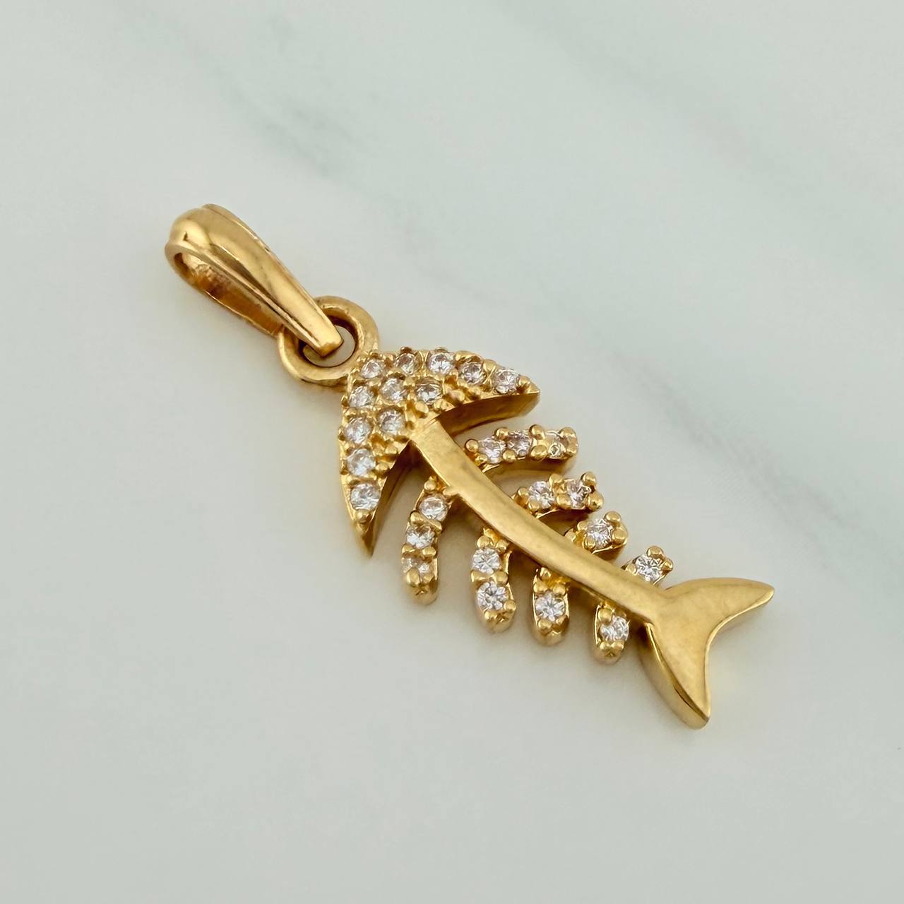 Dije Esqueleto Pez 1.9gr / 1 in / Oro Amarillo 18K $