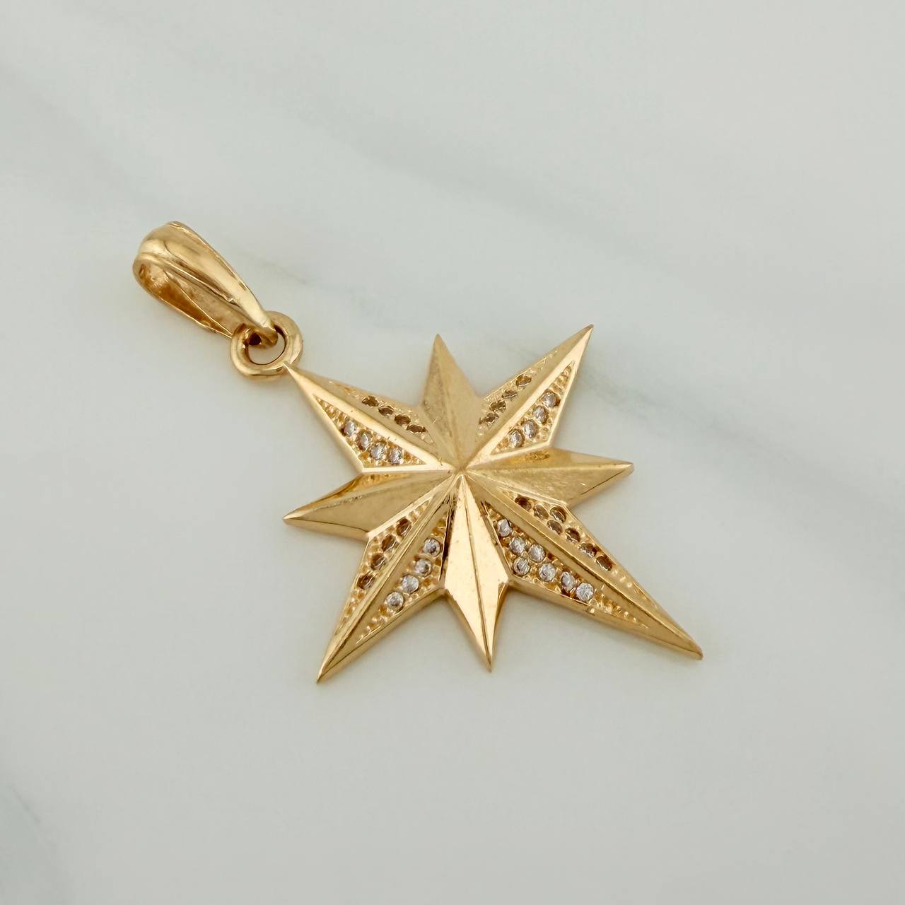 Dije Estrella Cardinal 4.5gr / 1 3/4 in / Oro Amarillo 18K $