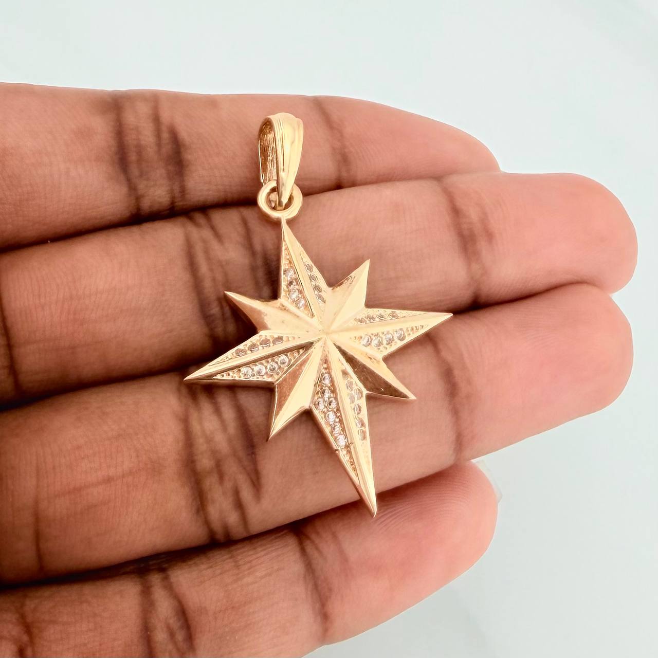 Dije Estrella Cardinal 4.5gr / 1 3/4 in / Oro Amarillo 18K $