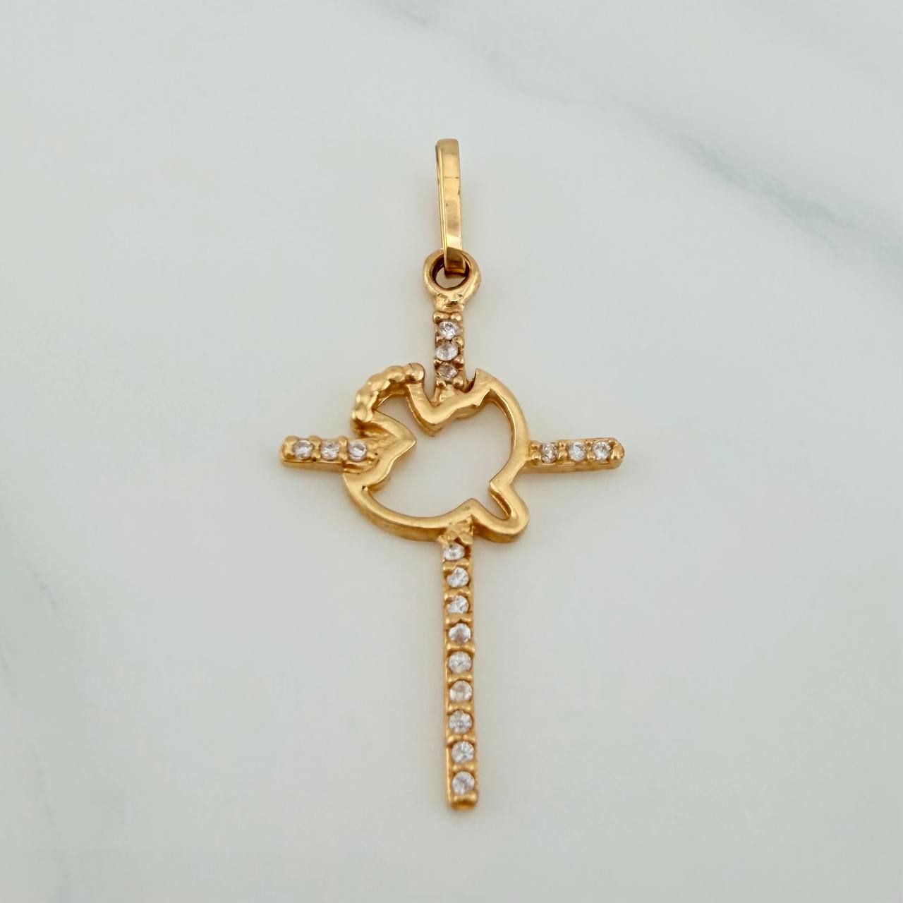 Dije Cruz Paloma 0.95gr / 1 1/4 in / Oro Amarillo 18K $