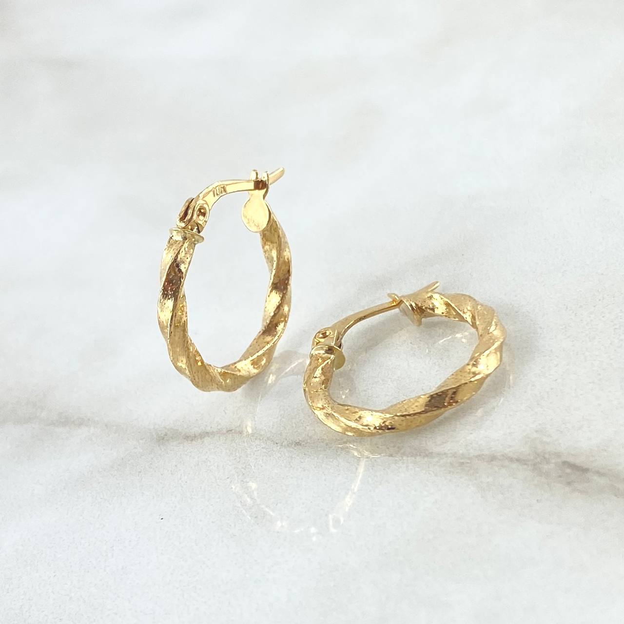 Candongas Amber 2.15gr / 2.5cm / Entorchadas Punteadas Oro Amarillo 18K ©