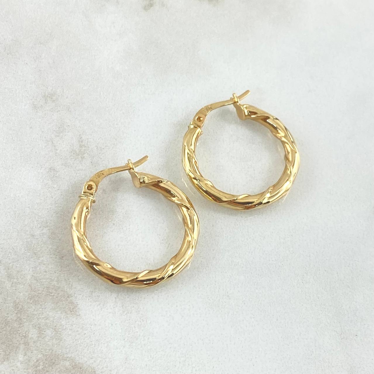 Candongas Gema 2.2gr / 2.4cm / Entrochada Relieve Oro Amarillo 18K ©