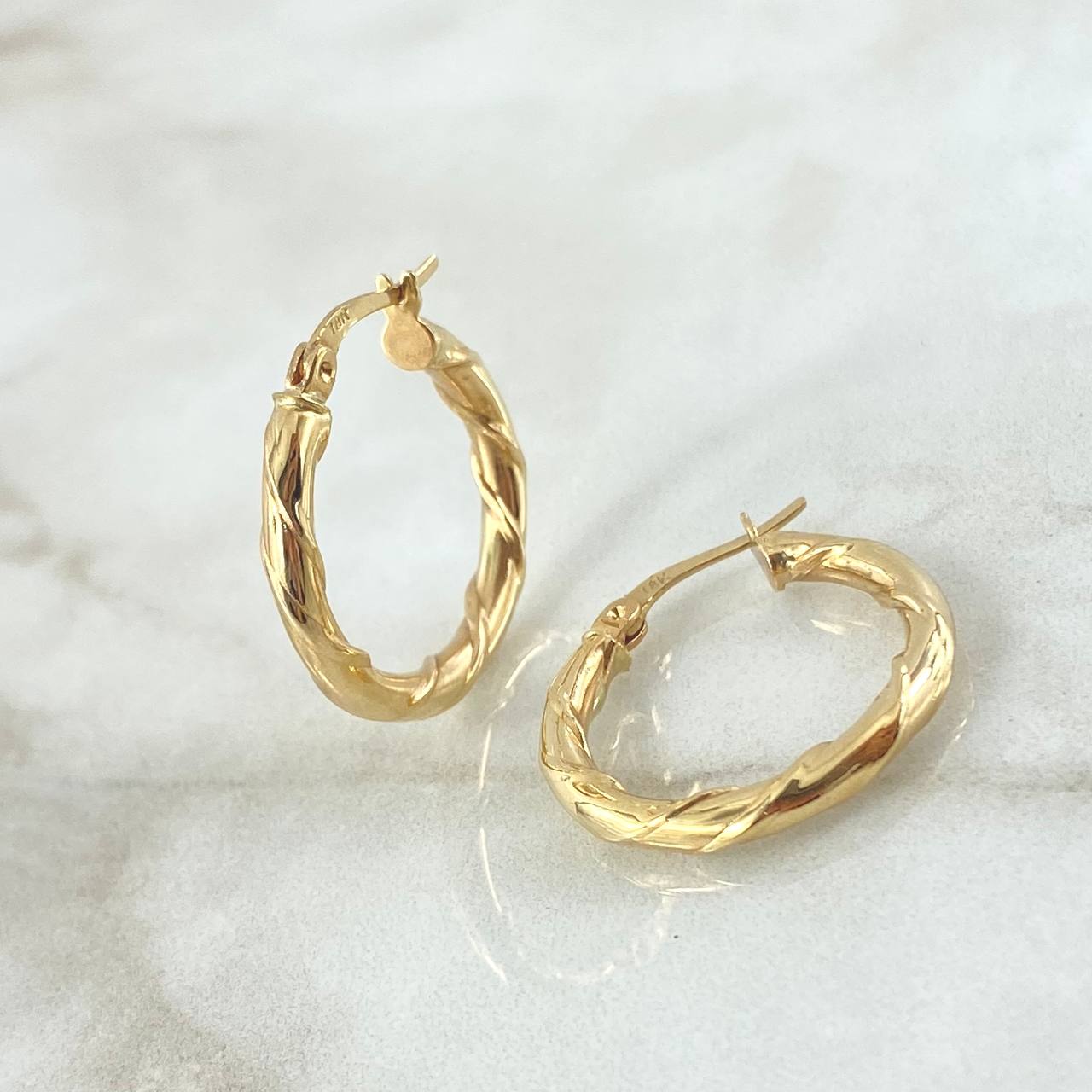 Candongas Gema 2.2gr / 2.4cm / Entrochada Relieve Oro Amarillo 18K ©