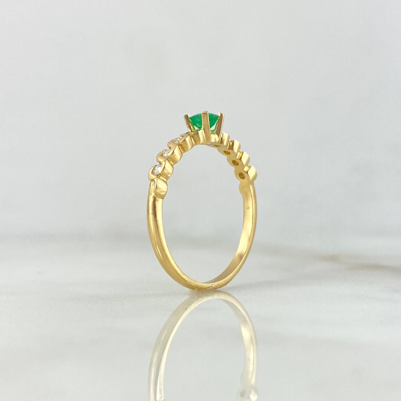 Intertwined Solitaire Ring 2.3gr / Size 7 1/4 / Emerald 18pts - White Diamonds 16pts Yellow Gold (Jewel) ©