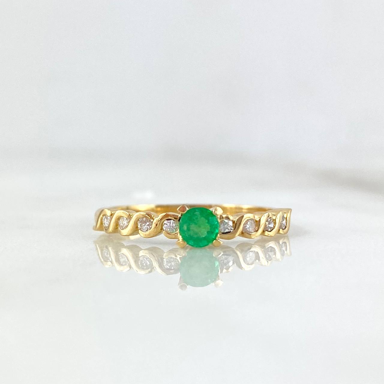 Intertwined Solitaire Ring 2.3gr / Size 7 1/4 / Emerald 18pts - White Diamonds 16pts Yellow Gold (Jewel) ©