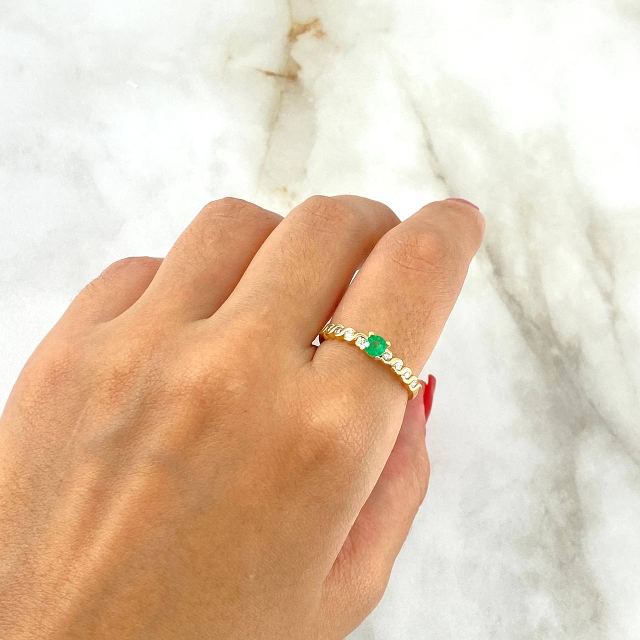 Intertwined Solitaire Ring 2.3gr / Size 7 1/4 / Emerald 18pts - White Diamonds 16pts Yellow Gold (Jewel) ©