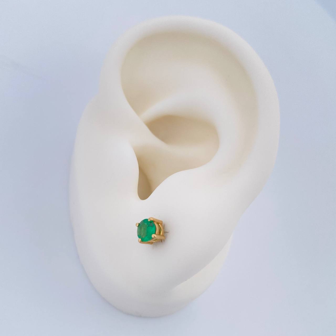 Topos Cuatro Garras Esmeralda 0.9gr / 3.7mm Oro Amarillo 18K %