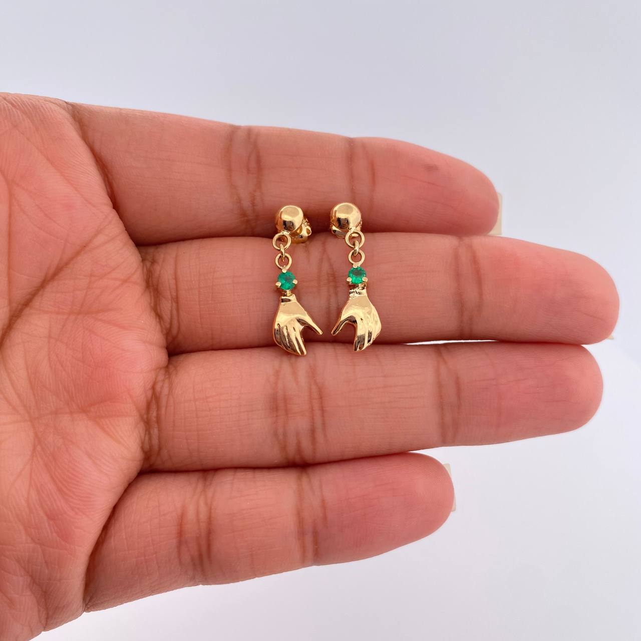 Topos Arete Mano Esmeralda 1.55gr / 1 in / 7.1mm Oro Amarillo 18K %