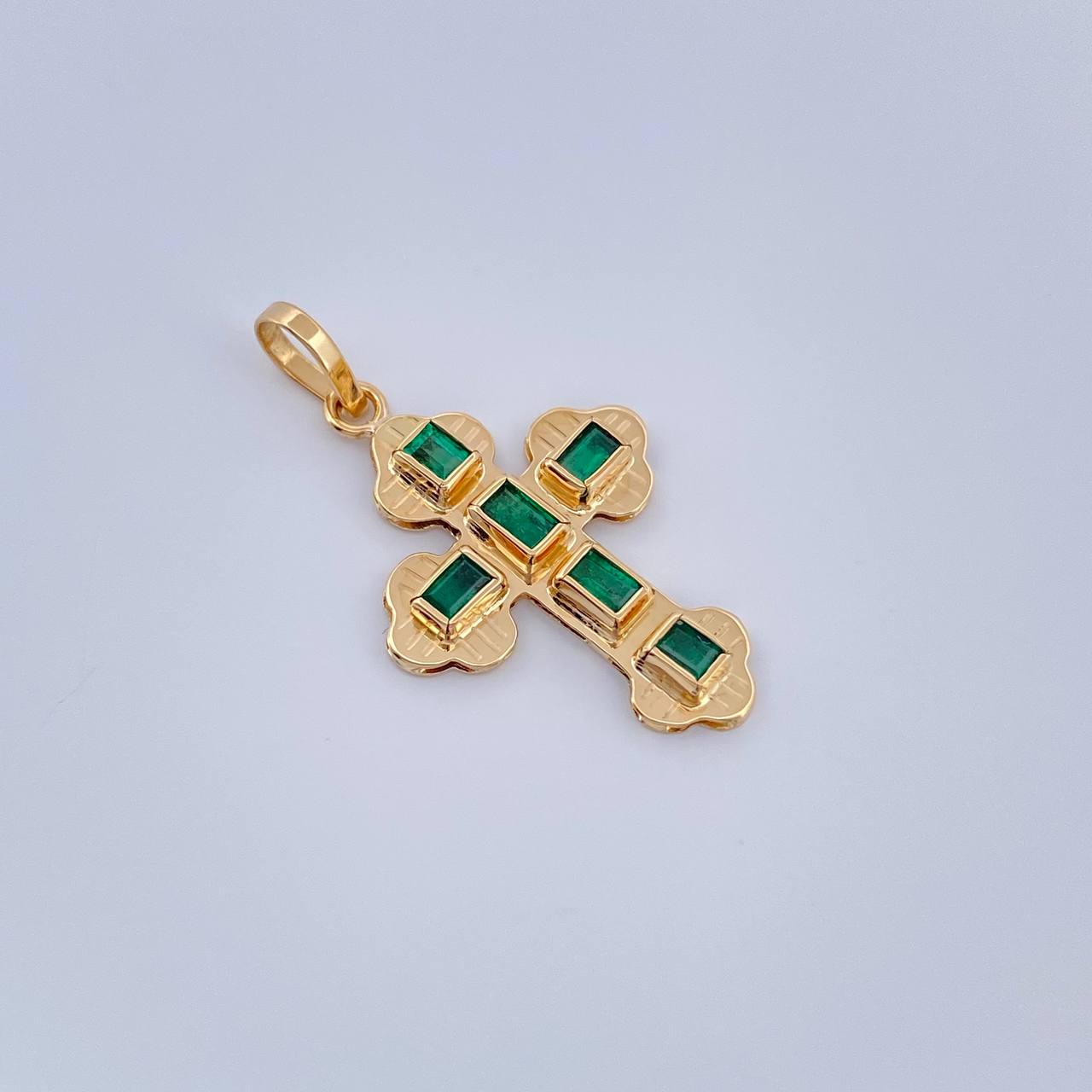 Dije Cruz Plana Trebol Esmeralda 1.3gr / 1 in / Oro Amarillo 18K %