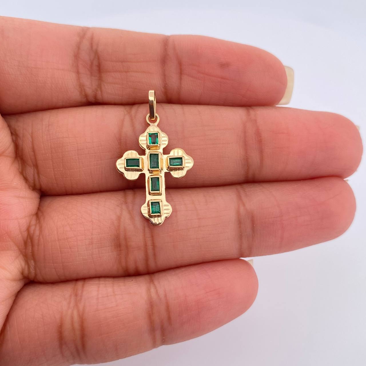 Dije Cruz Plana Trebol Esmeralda 1.3gr / 1 in / Oro Amarillo 18K %