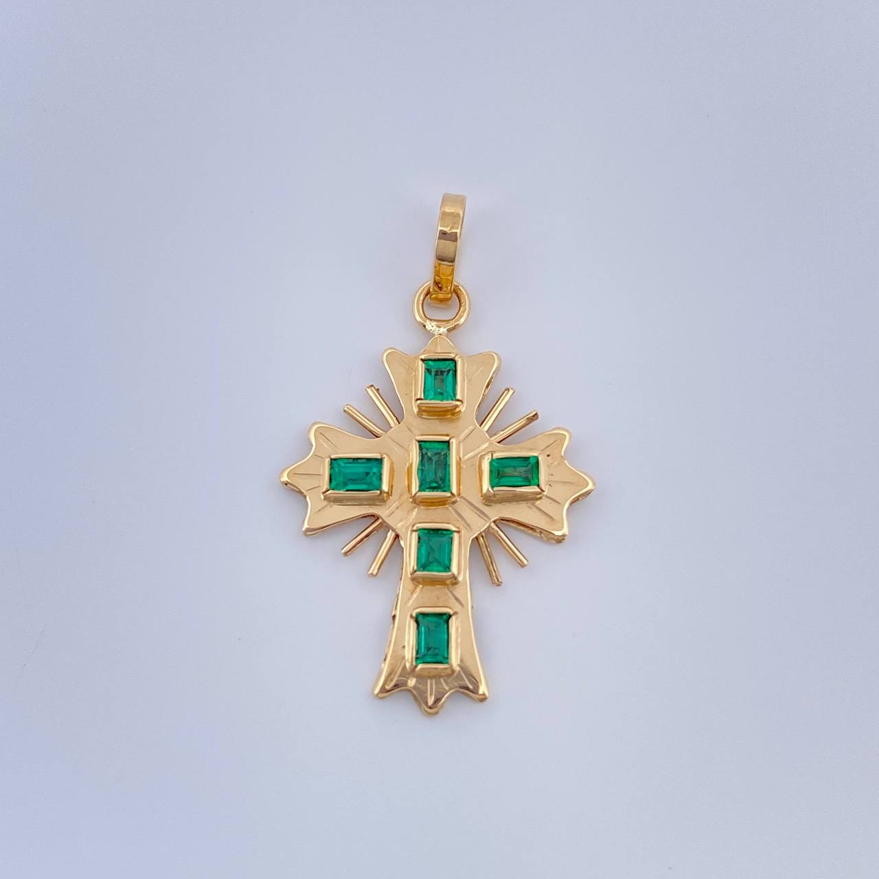 Dije Cruz Plana Aurora Esmeralda 1.4gr / 1 in / Oro Amarillo 18K %