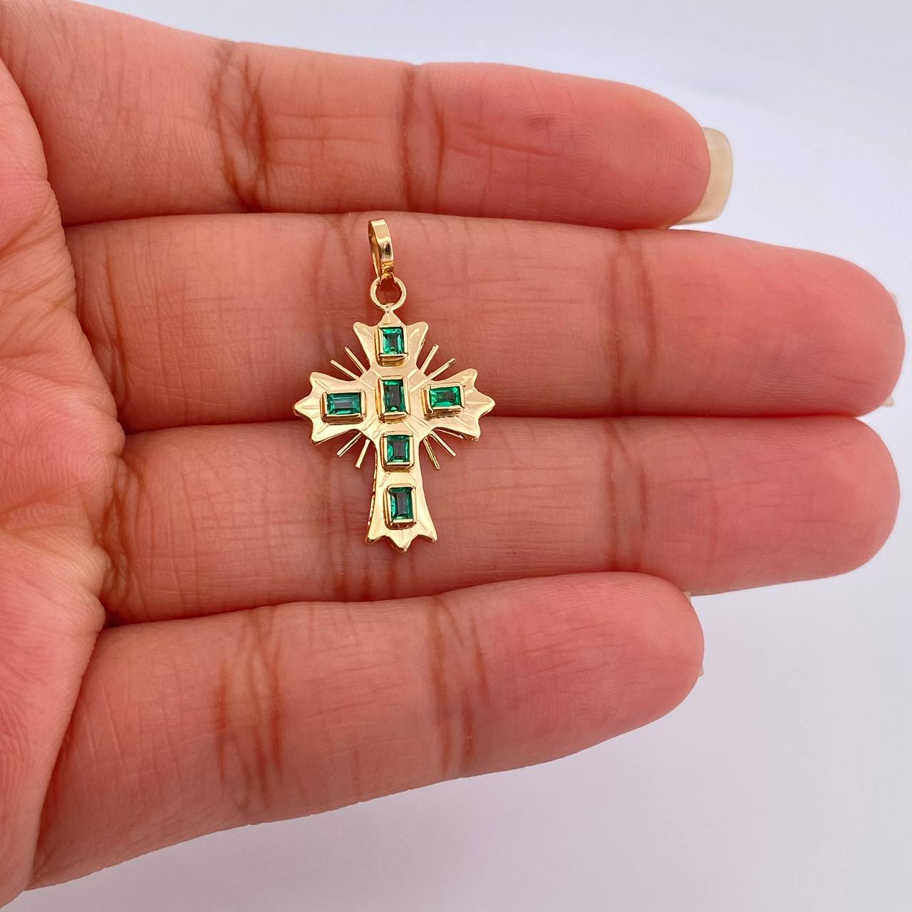 Dije Cruz Plana Aurora Esmeralda 1.4gr / 1 in / Oro Amarillo 18K %