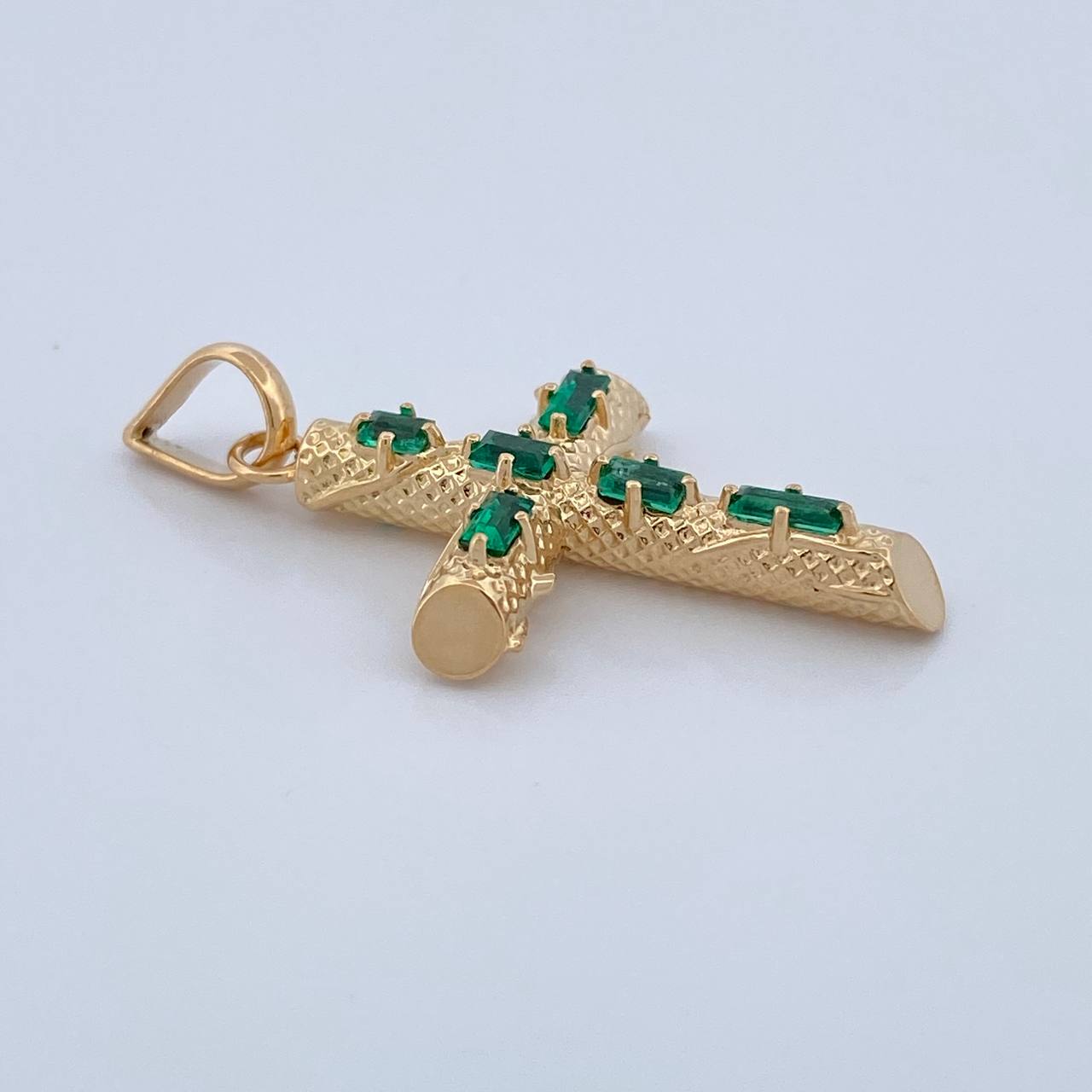 Dije Cruz Tronco Esmeralda 2.4gr / 1 1/4 in / Oro Amarillo 18K %