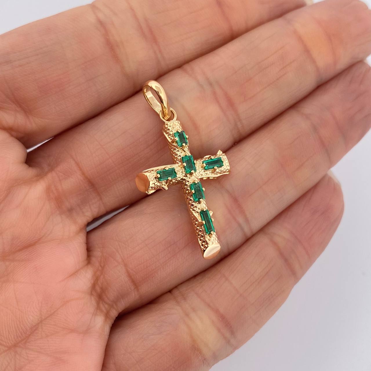 Dije Cruz Tronco Esmeralda 2.4gr / 1 1/4 in / Oro Amarillo 18K %