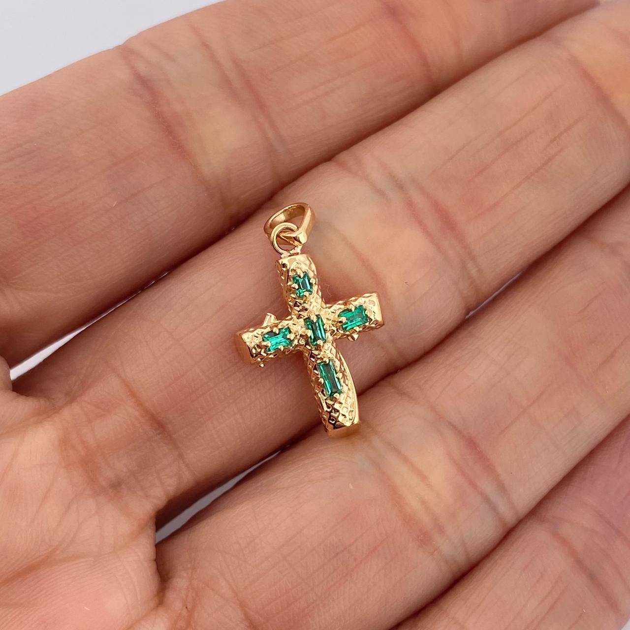 Dije Cruz Tronco Esmeralda 1.25gr / 1 in / Oro Amarillo 18K %