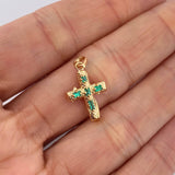 Dije Cruz Tronco Esmeralda 1.35gr / 3/4 in / Oro Amarillo 18K %