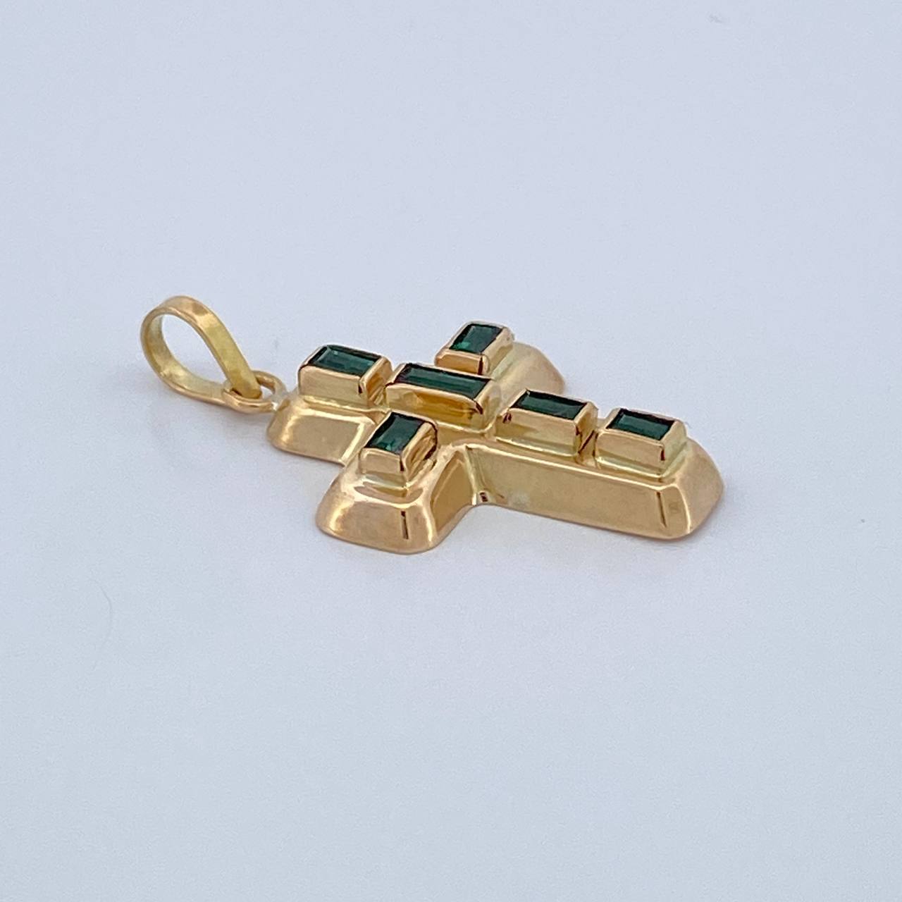 Dije Cruz Encocada Esmeralda 1.4gr / 1 in / Oro Amarillo 18K %