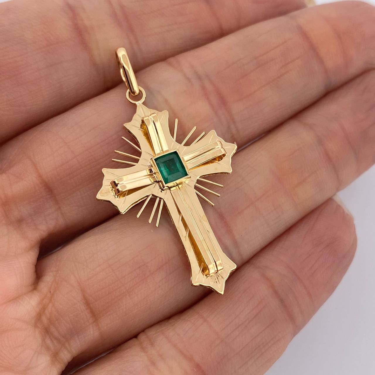 Dije Cruz Plana Esmeralda 2.9gr / 1 1/2 in / Oro Amarillo 18K %