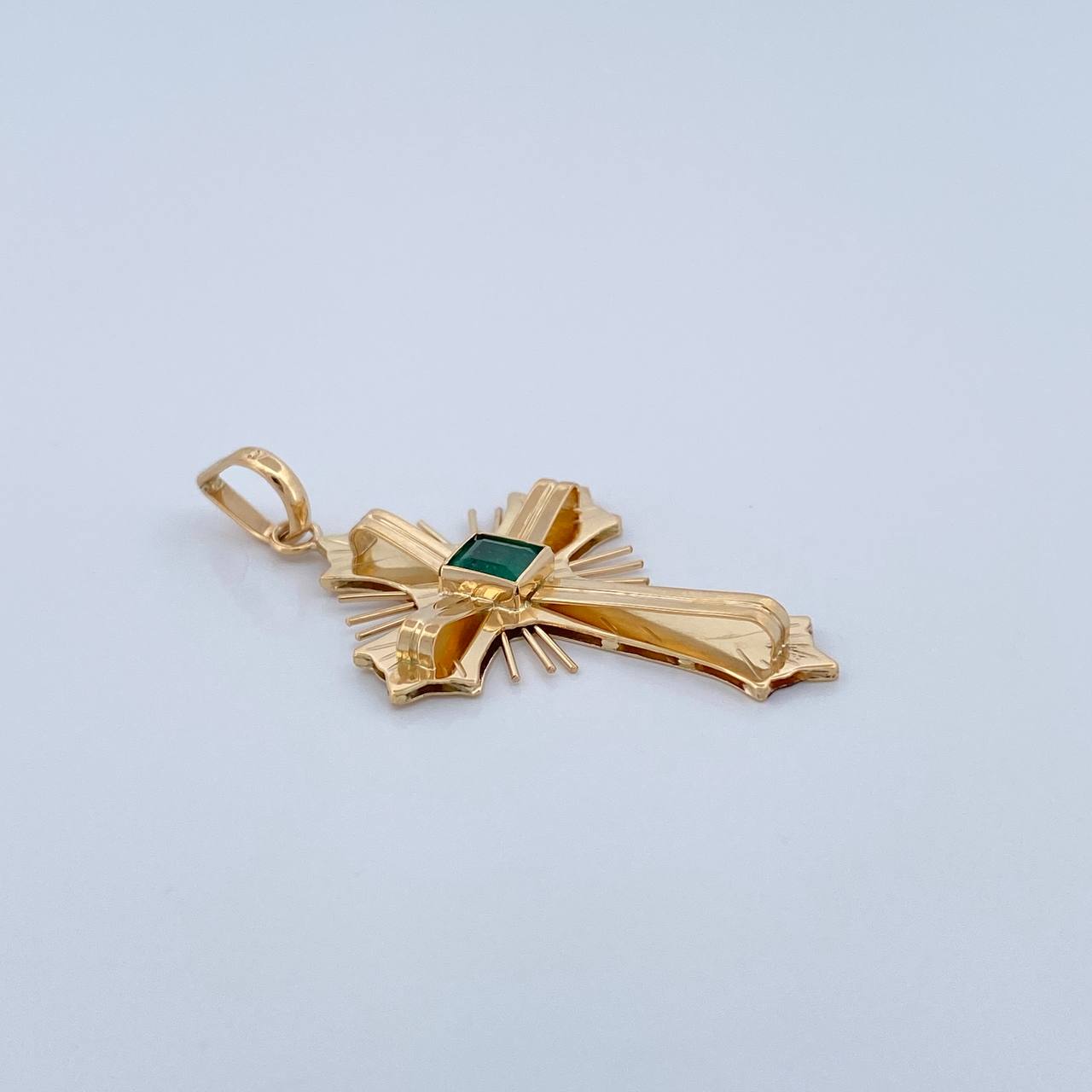 Dije Cruz Plana Esmeralda 2.9gr / 1 1/2 in / Oro Amarillo 18K %