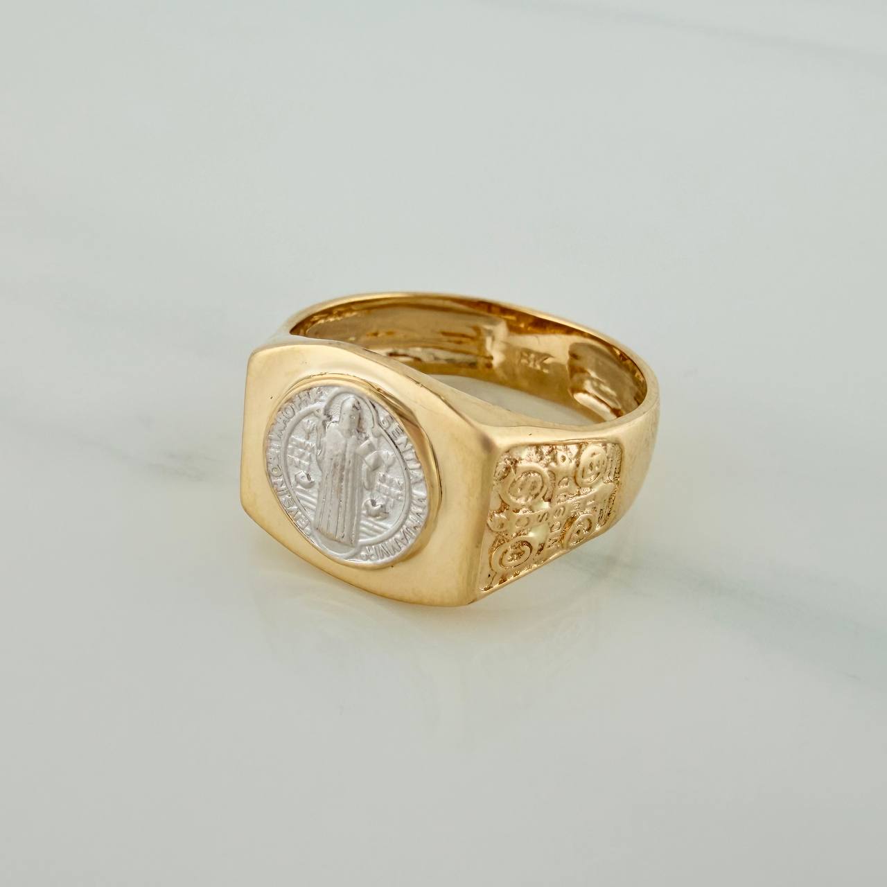 Anillo San Benito 3.35gr / T9 / Dos Oros Amarillo Blanco 18K $