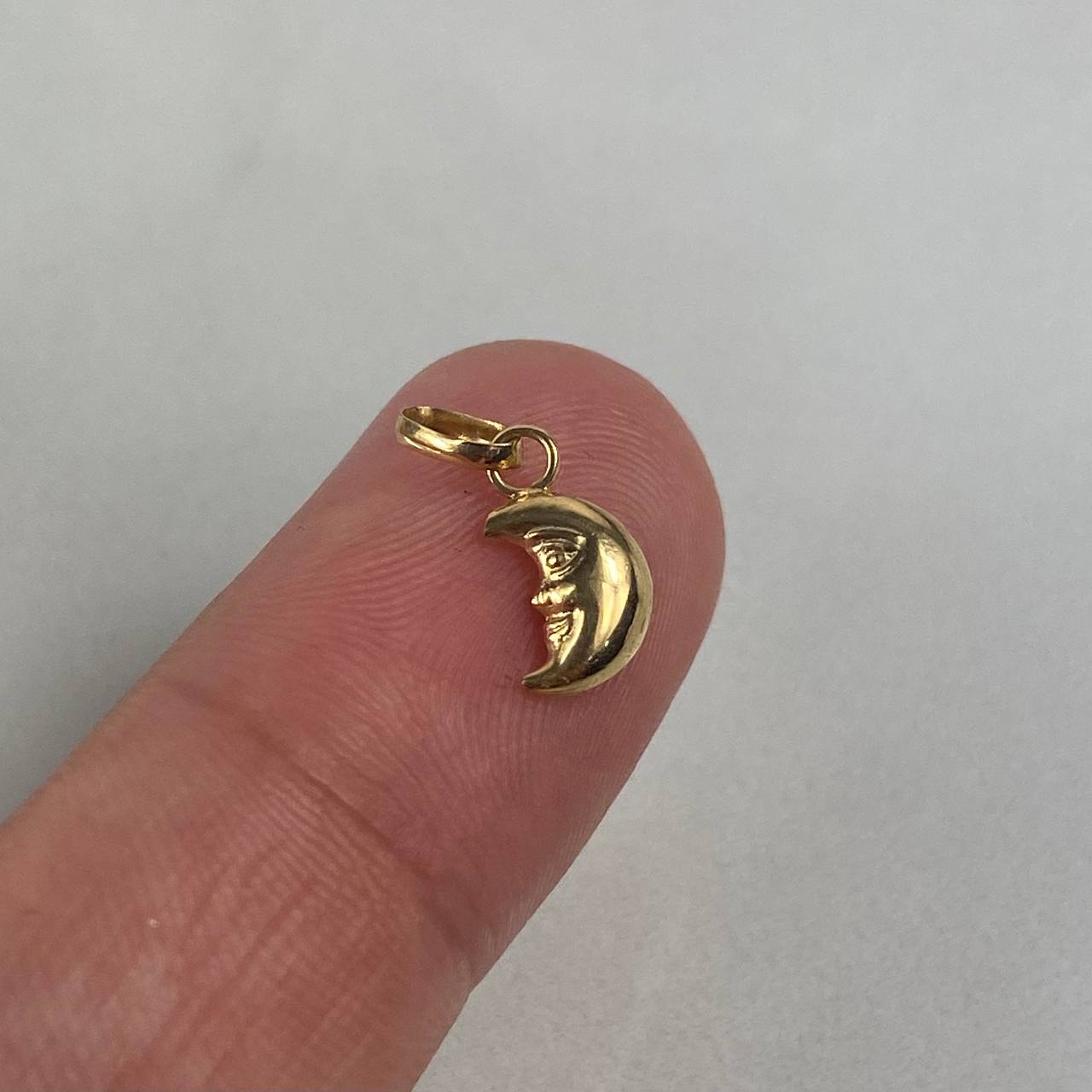 Pendant Crescent Moon 0.35gr / 1.5cm Stamped Yellow Gold