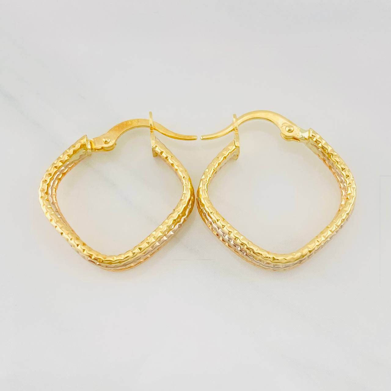 Hoop Earrings Dona 1.8g / 3/4 in Three Golds 18K