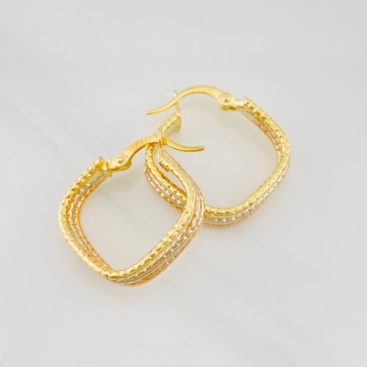 Hoop Earrings Dona 1.8g / 3/4 in Three Golds 18K