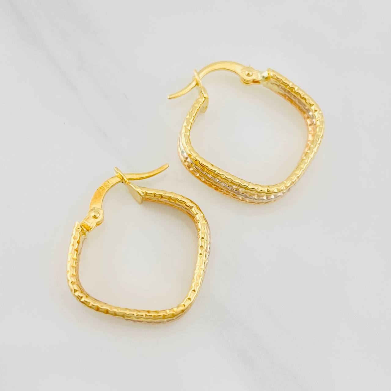 Hoop Earrings Dona 1.8g / 3/4 in Three Golds 18K