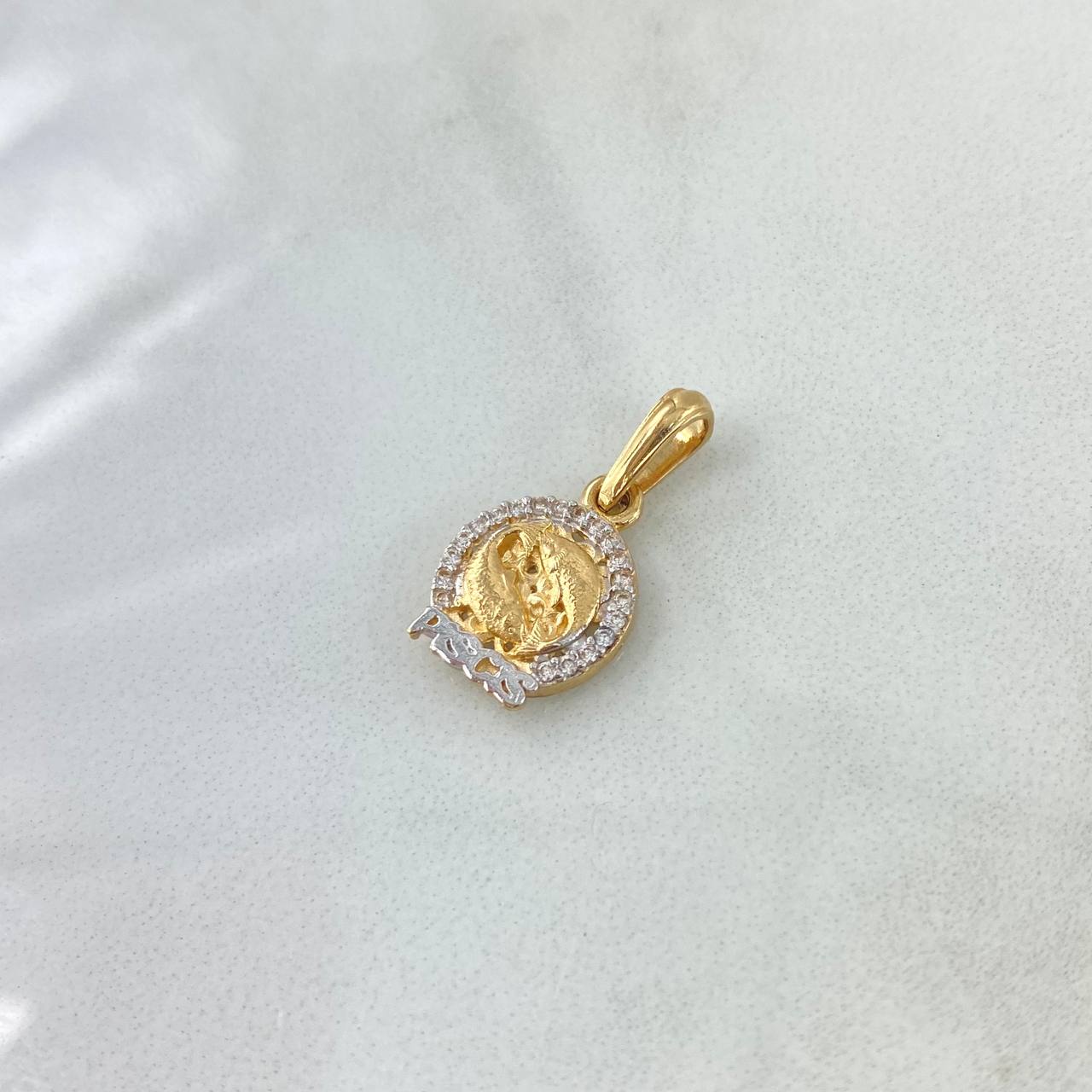 Dije Signo Piscis 1.7gr / 2.5cm / Circones Blancos Oro Amarillo 18K ©