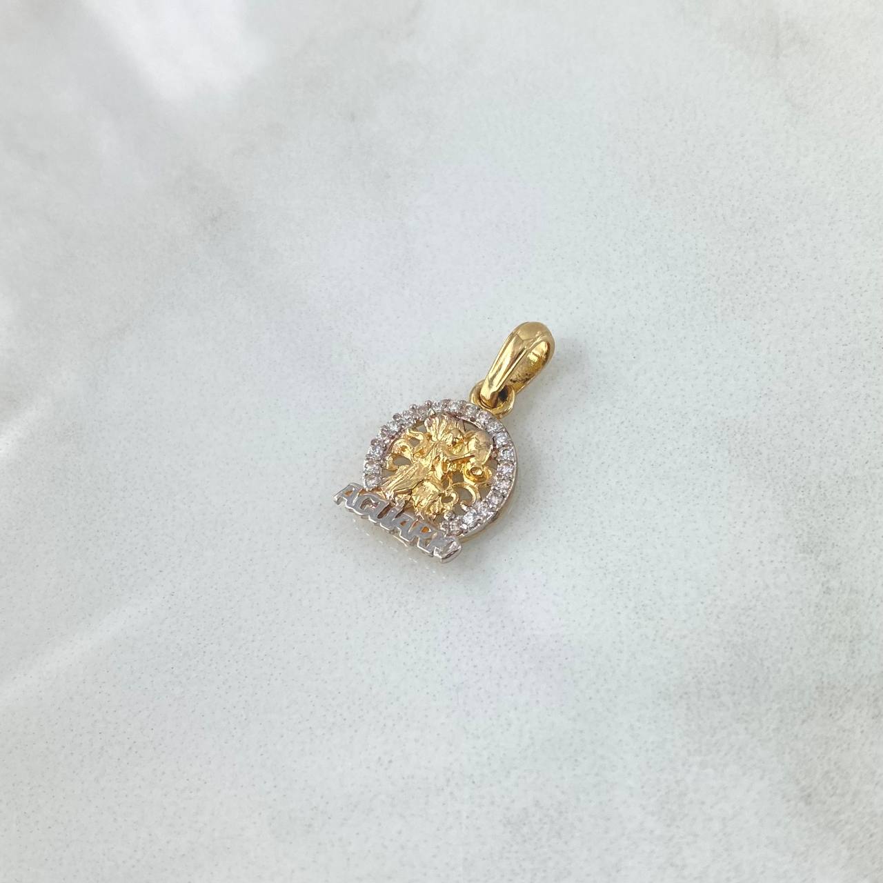 Dije Signo Acuario 1.5gr / 2cm / Circones Blancos Oro Amarillo 18K ©