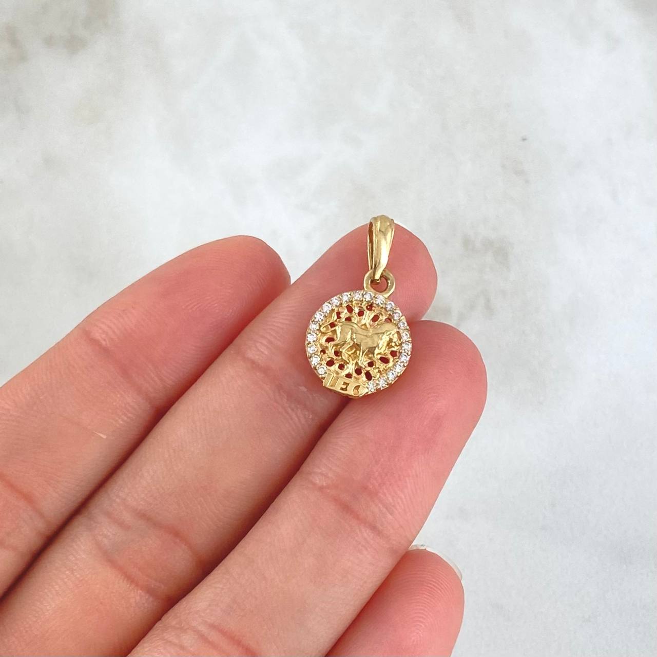 Pendant Leo Sign 1.5gr / 2cm / White Zircons 18K Yellow Gold ©