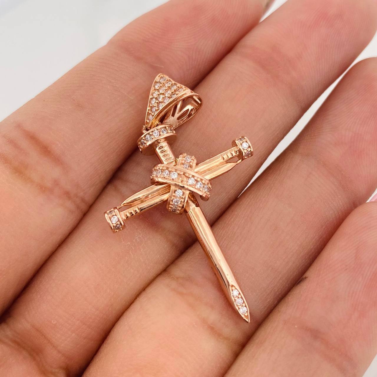 Dije Cruz Clavo 3.35g / 1 1/2 in Oro Rosa 18K
